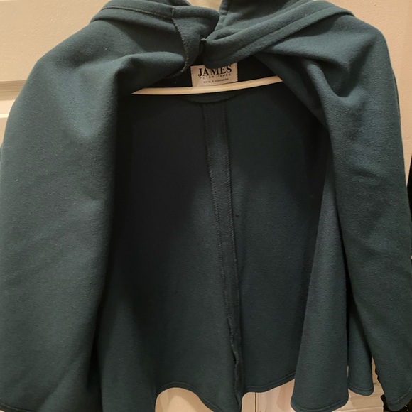 Lovely wool cape perfect for keeping you warm in the spring - Picture 3 of 3